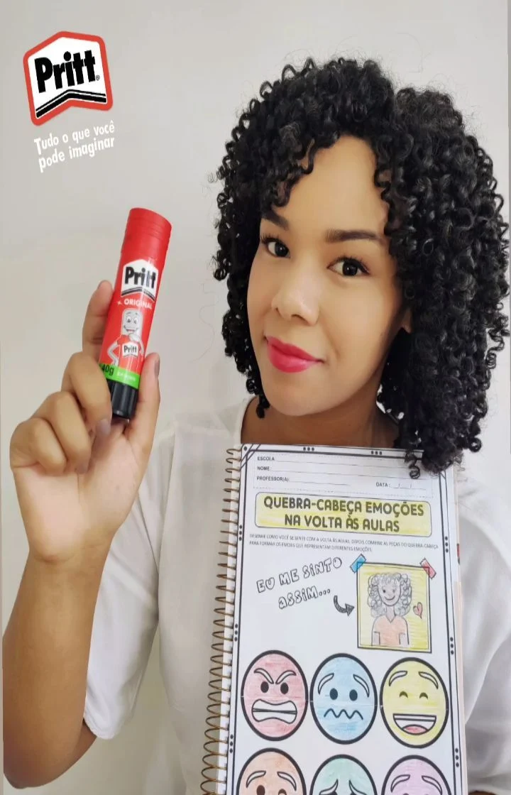 Ingrid apresenta cola Pritt e a atividade Quebra-cabeça das emoções.